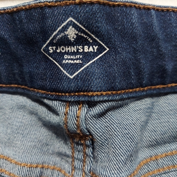 St. John's Bay regular rise, straight leg Jeans.  10 petite short. - Picture 9 of 9